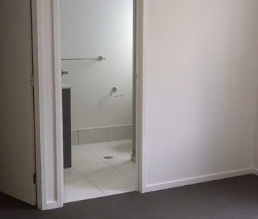 Quite 3 Bedroom apartment! - Photo 3