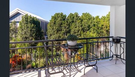 FULLY RENOVATED TOWNHOUSE FOR $850 PER WEEK - Photo 2