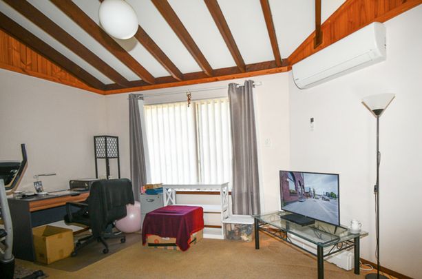 Three Bedroom unit in Sought After Halls Head! - Photo 1