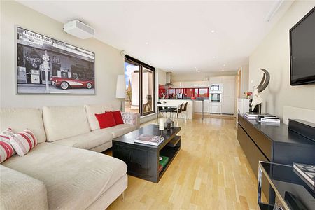 Three-bedroom apartment with wooden floors throughout and access to a private balcony and roof terrace in a modern development in SW10 - Photo 2