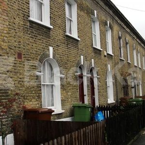 Beautiful period house marrying period charm with contemporary living - Photo 3