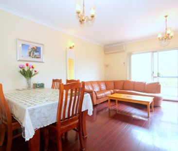 Spacious Split-Level Townhouse - Photo 1