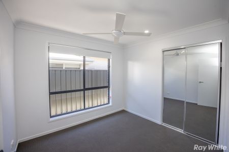 BRAND NEW 4 BEDROOM DUPLEX!! - Photo 3