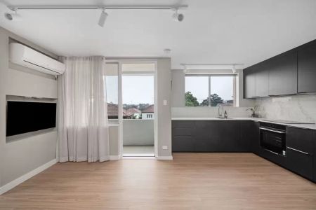 Designer one-bedroom apartment in the heart of Ashfield - Photo 2