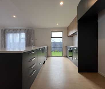 102 Skibbereen Dr, Halswell - Photo 1