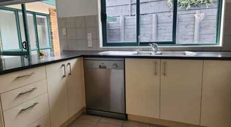 Manukau Heights - 4 brm, 2 bathroom - Photo 4