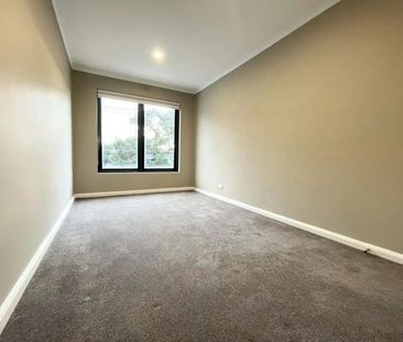 3 BEDROOM TOWNHOUSE ON STEPS OF BEAUMARIS CONCOURSE - Photo 2