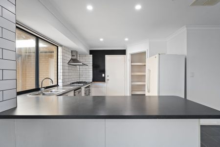 Lovely 4 x 2 in Baldivis - Photo 2