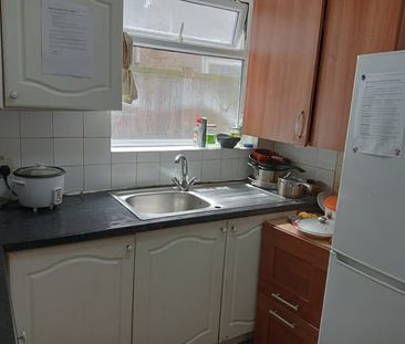 Room in a Shared House, Sheringham Avenue, E12 - Photo 5