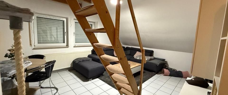 Dachgeschosswohnung- Zentral - - Foto 1