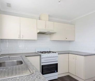 Charming Family Home in a Quiet West Albury Pocket - Photo 2