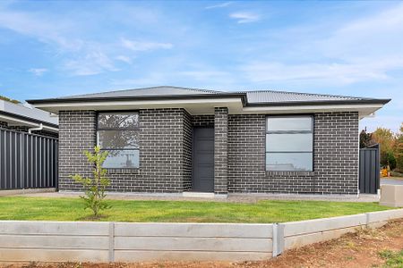 Stunning Brand New 4 Bedroom Home - Photo 4