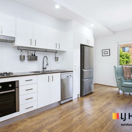 Spacious Two Bedroom Unit In Prime Location - Photo 3