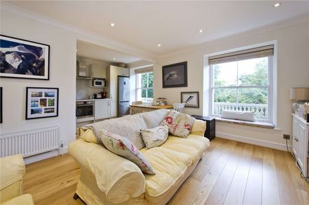 An attractive two bedroom flat is situated on the third floor of a period building with an elevator on one of Bayswater's most popular garden squares - Photo 2