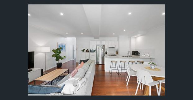 Modern 3-Bedroom Townhouse with Private Street Access - Photo 1