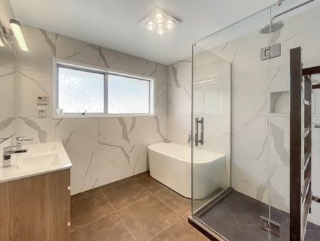 5 Bedroom 2 Bathroom house in a cul-de-sac street with great views - Photo 3