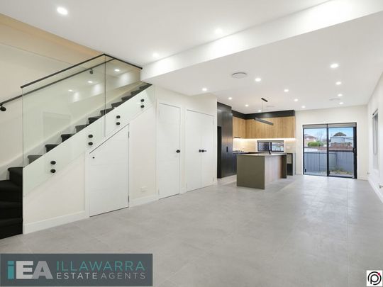 Modern four bedroom townhouse - Photo 1
