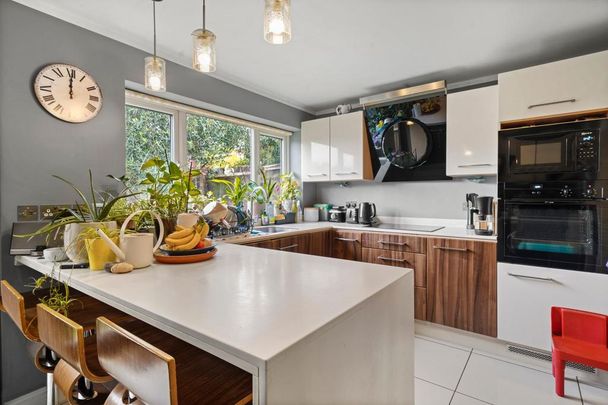 3 bedroom end of terrace house to rent - Photo 1