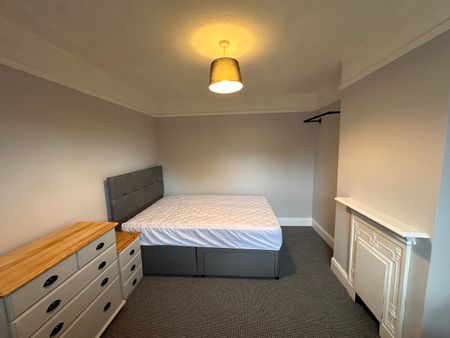 4 or 5 bedroom house - Photo 2