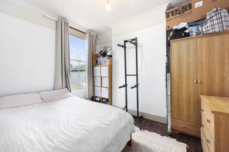 2 bedroom flat in London - Photo 3