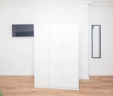 Carrer de les Illes Canàries, Valencia, Valencian Community 46023 - Photo 2