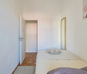 Room in a shared 11-bedroom apartment for rent in Lisbon, suitable for professionals and students - Foto 6