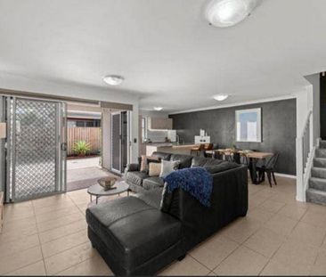 Stylish & spacious townhouse with 4 split air conditioners - Photo 4