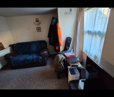 1 Bed Flat, Bedford Road, RG1 - Photo 2
