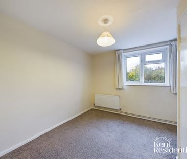 2 bed flat to rent in Kings Road, Chatham, ME5 - Photo 2