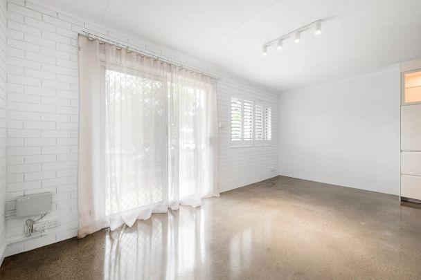 Stylish Renovated Unit with Easy Access to Oxford Street - Photo 1