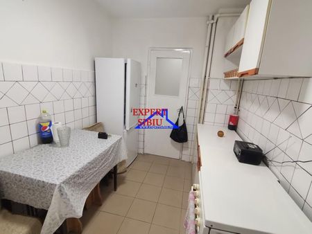 INCHIRIEZ apartament 2 camere semidecomandat,zona Vasile Aaron - Fotografie 2