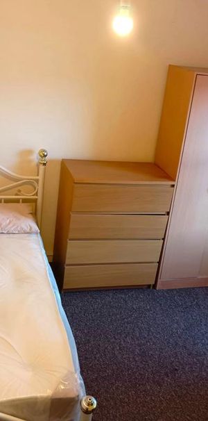 1 bedroom in a house share to rent - Photo 1