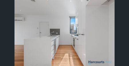 Low maintenance 3 Bedroom Living in Great location - Photo 4
