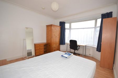 6 bedroom detached house to rent - Photo 5