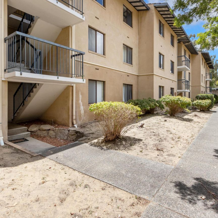 LOVELY CENTRAL 2 BEDROOM 1 BATHROOM RIVERSIDE APARTMENT - Photo 1