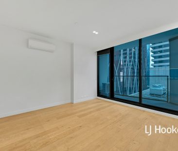 Modern 1-Bedroom Apartment in the Heart of Melbourne CBD! - Photo 1