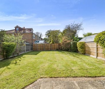Green Lane, Hersham, Surrey, KT12 - Photo 1