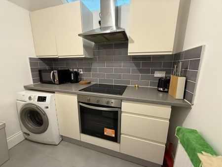 1 bedroom in a house share to rent - Photo 3