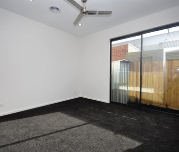 Townhouse In The Heart Of Edithvale - Photo 3