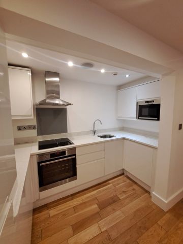 2 Bed Flat, Harrogate Road, LS7 - Photo 2