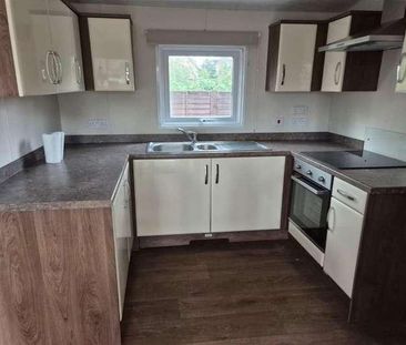 Bedroom Chalet Bungalow Park Home In Wokingham, RG40 - Photo 5