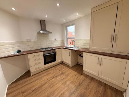 3 bedroom flat to rent - Photo 4