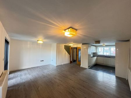 4 Bed Semi-Detached House, Woodside Grange Road, N12 - Photo 3