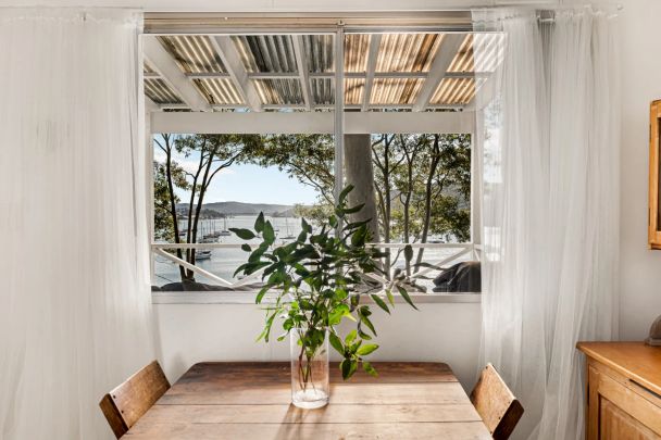 Charming Coastal Cottage - Photo 1