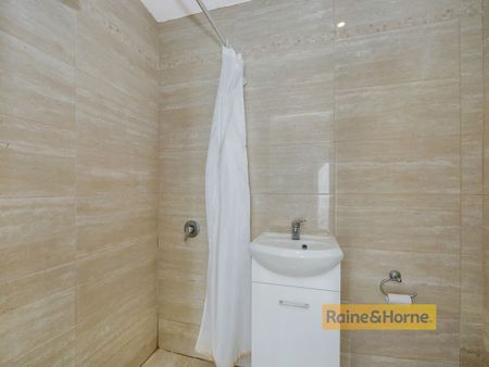 STUDIO IN THE HEART OF ETTALONG BEACH - Photo 3