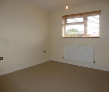 4 bedroom semi-detached house to rent - Photo 3