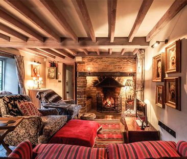 A quintessential English three bedroom chocolate box thatched cottage. - Photo 2