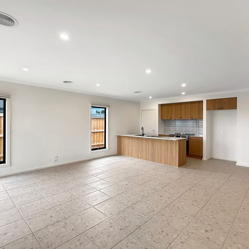 🏡 Brand New 5-Bedroom House in Brookfield - Photo 1