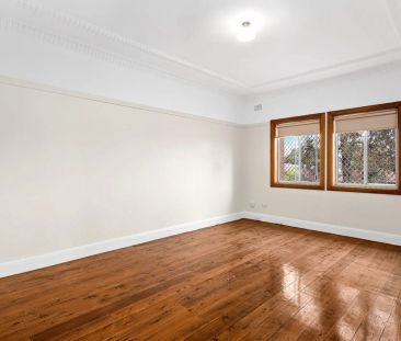 Spacious Three Bedroom Semi - Photo 4