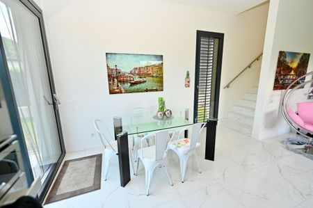 Modern Villa with Superior Standing Finishes and Garden - Foto 5